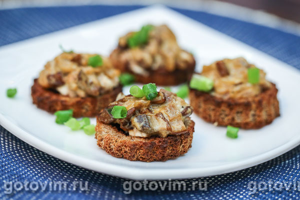 Photo of Тартинки из ржаного хлеба с телячьими мозгами и грибным соусом. Рецепт с фото