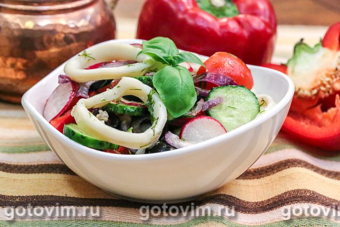 Photo of Салат греческий с кальмарами и овощами. Рецепт с фото